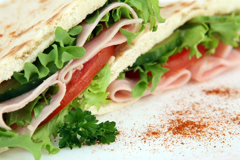 photo d'un sandwich chaud coupé en deux