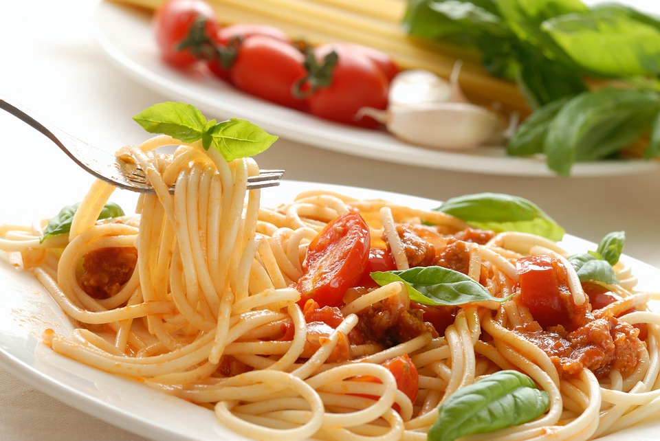 image d'une assiette de spaghettis à la tomate